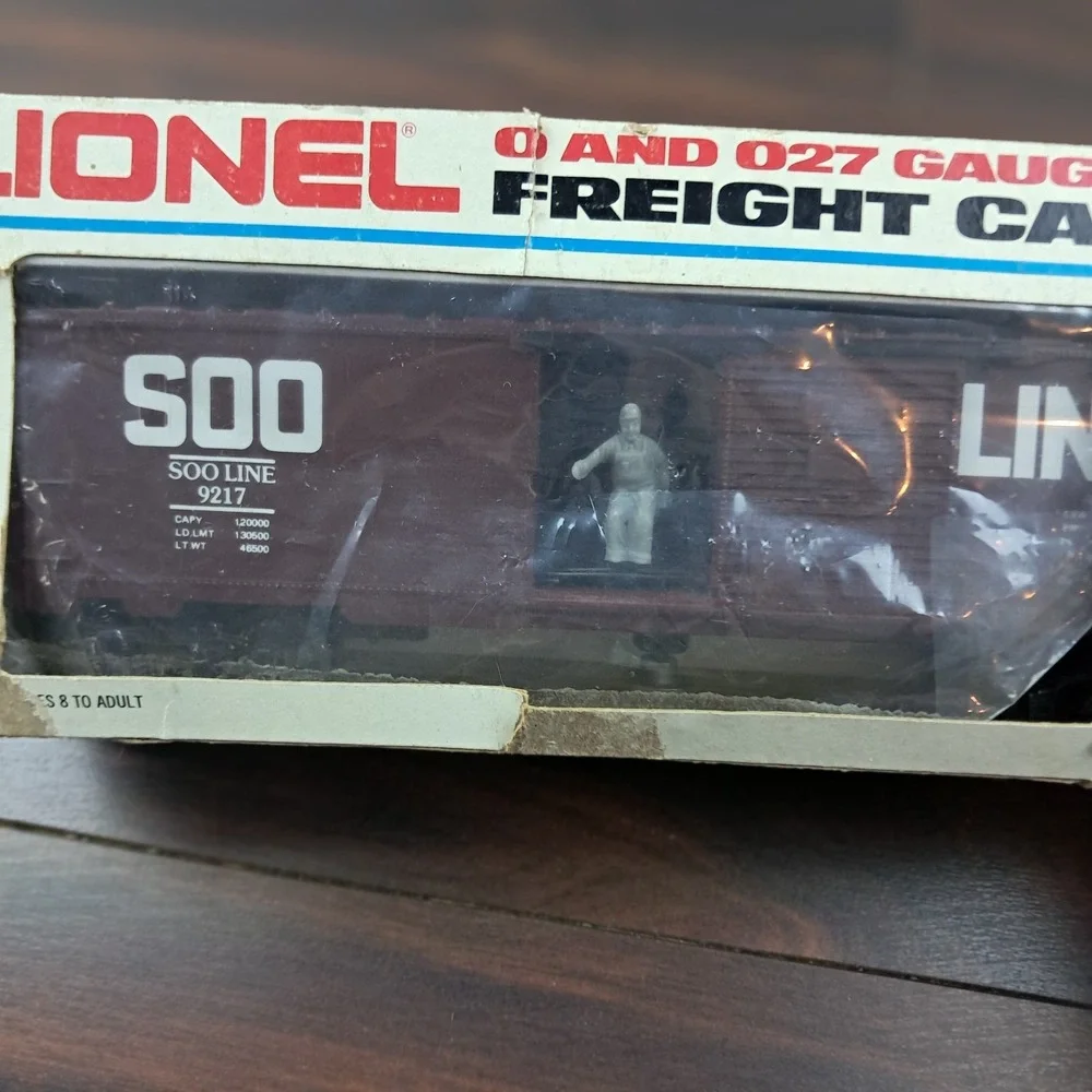 LIONEL 6-9217 SOO LINE OPERATING BOXCAR, 1982-1984 New, But DAMAGED BOX
